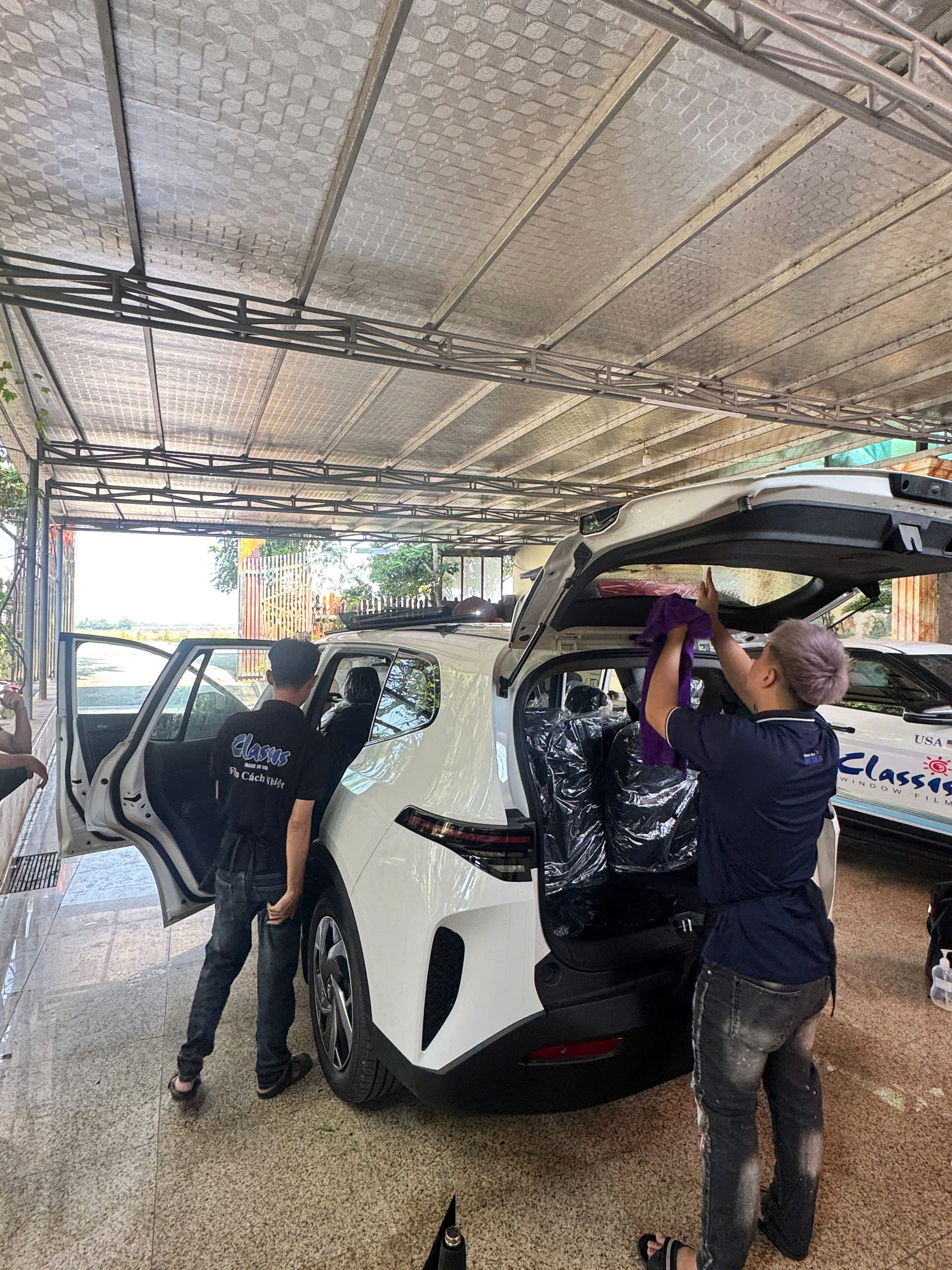 Kỹ thuật viên làm kính sườn và hậu