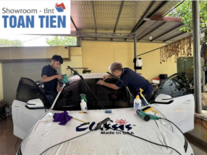 Toàn Tiến Long Biên trực tiếp thi công phim cách nhiệt cho khách hàng tại Ninh Bình.